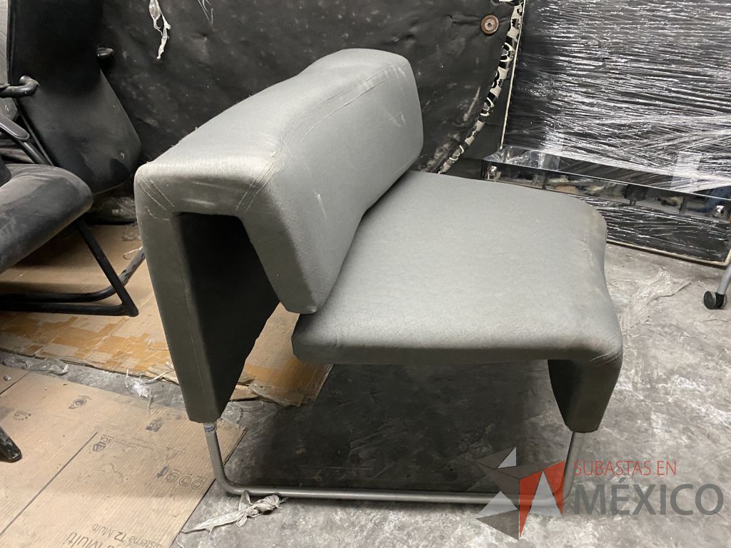 Lote 042 - 2 Sillones de 1 plaza con base metálica, asiento y respaldo en tela color gris - Imagen 6