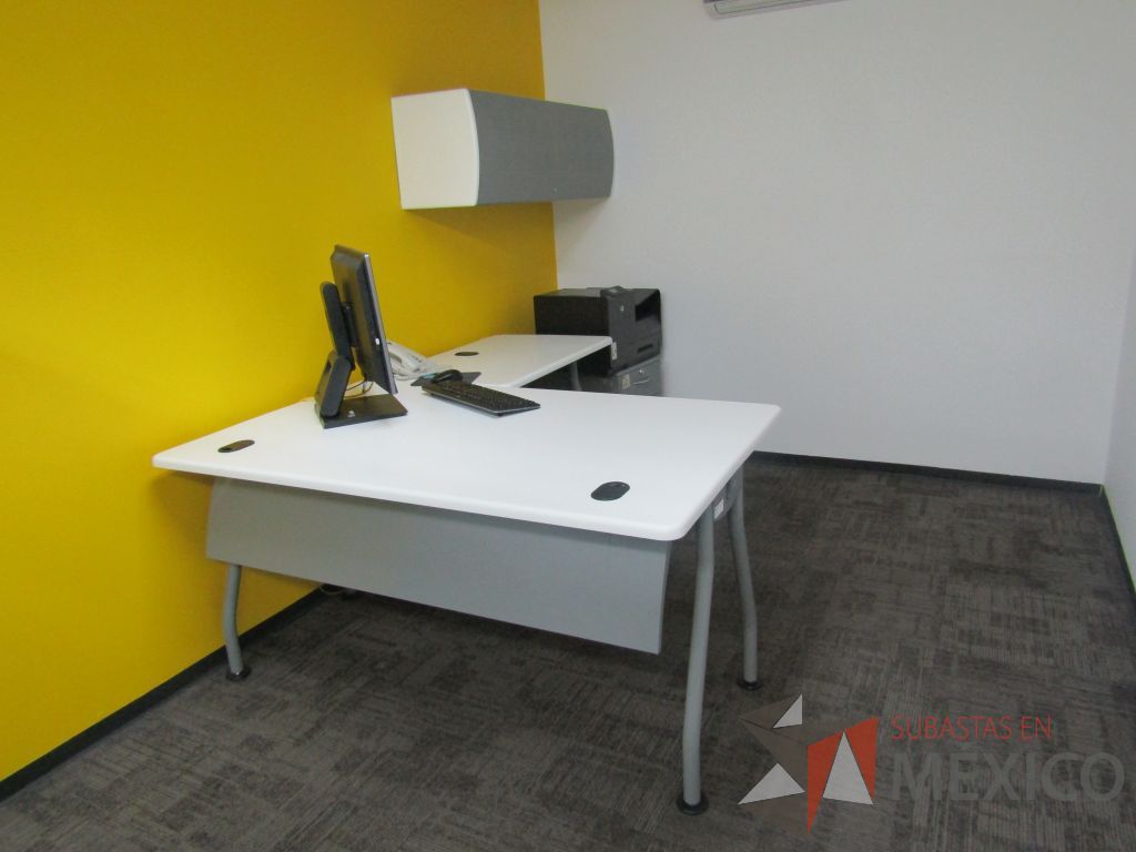 Lote 001 - Escritorio en forma de L con cubierta de color blanco, patas metálicas fijas, con orificios para cables, gaveta con 1 puerta, archivero metálico con 2 cajones y ruedas - Imagen 2