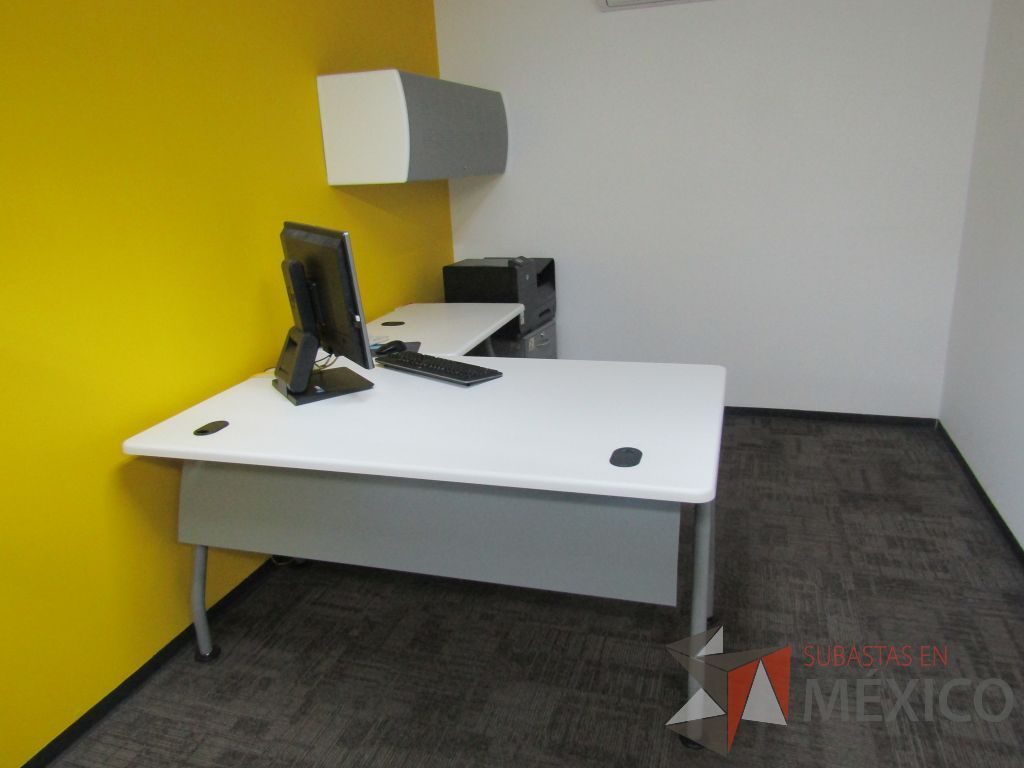 Lote 001 - Escritorio en forma de L con cubierta de color blanco, patas metálicas fijas, con orificios para cables, gaveta con 1 puerta, archivero metálico con 2 cajones y ruedas - Imagen 3