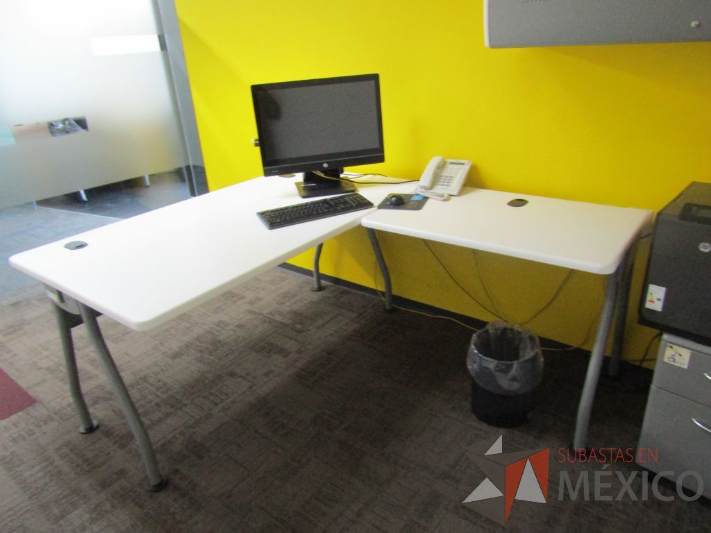 Lote 001 - Escritorio en forma de L con cubierta de color blanco, patas metálicas fijas, con orificios para cables, gaveta con 1 puerta, archivero metálico con 2 cajones y ruedas - Imagen 4