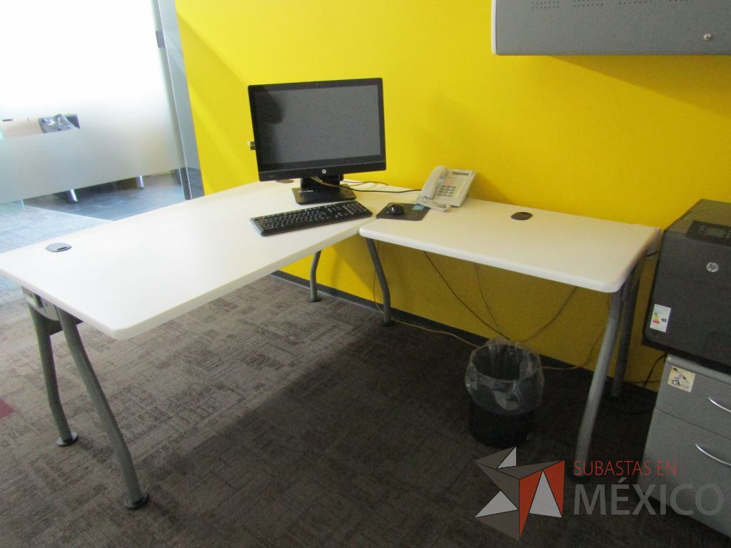 Lote 001 - Escritorio en forma de L con cubierta de color blanco, patas metálicas fijas, con orificios para cables, gaveta con 1 puerta, archivero metálico con 2 cajones y ruedas - Imagen 5