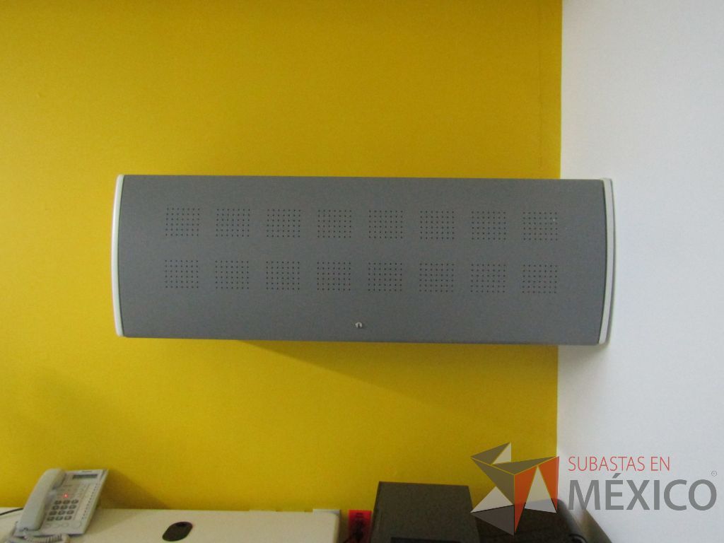 Lote 001 - Escritorio en forma de L con cubierta de color blanco, patas metálicas fijas, con orificios para cables, gaveta con 1 puerta, archivero metálico con 2 cajones y ruedas - Imagen 6