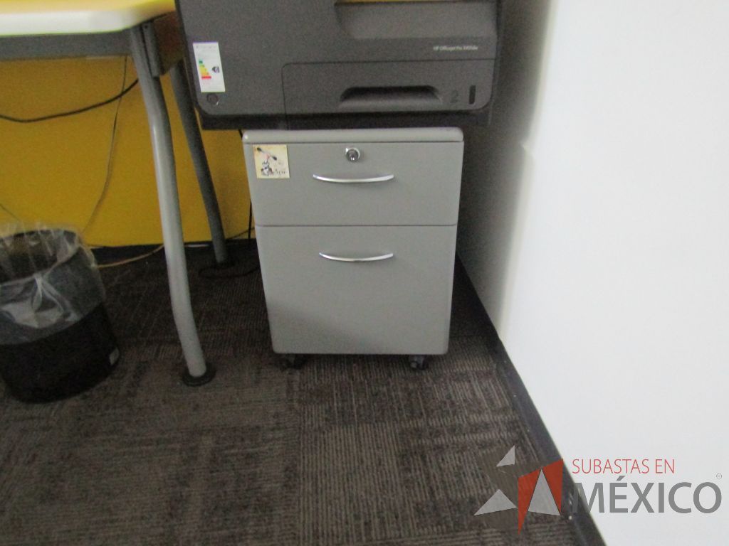 Lote 001 - Escritorio en forma de L con cubierta de color blanco, patas metálicas fijas, con orificios para cables, gaveta con 1 puerta, archivero metálico con 2 cajones y ruedas - Imagen 7