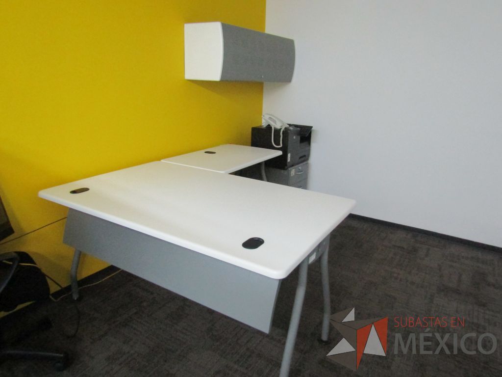 Lote 001 - Escritorio en forma de L con cubierta de color blanco, patas metálicas fijas, con orificios para cables, gaveta con 1 puerta, archivero metálico con 2 cajones y ruedas - Imagen 8