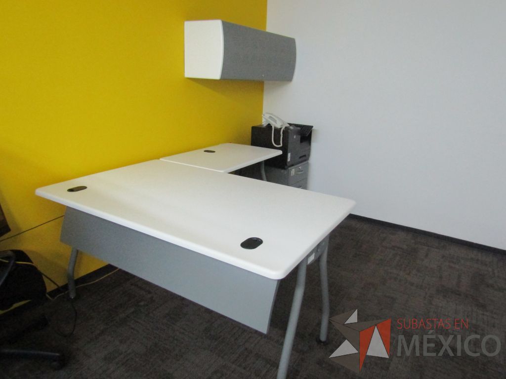 Lote 001 - Escritorio en forma de L con cubierta de color blanco, patas metálicas fijas, con orificios para cables, gaveta con 1 puerta, archivero metálico con 2 cajones y ruedas - Imagen 9