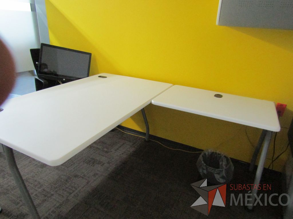 Lote 001 - Escritorio en forma de L con cubierta de color blanco, patas metálicas fijas, con orificios para cables, gaveta con 1 puerta, archivero metálico con 2 cajones y ruedas - Imagen 10