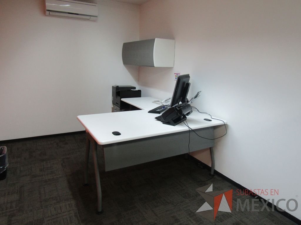 Lote 002 - Escritorio en forma de L con cubierta de color blanco, patas metálicas fijas, con orificios para cables, gaveta con 1 puerta, archivero metálico con 2 cajones y ruedas - Imagen 2