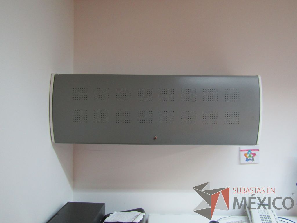Lote 002 - Escritorio en forma de L con cubierta de color blanco, patas metálicas fijas, con orificios para cables, gaveta con 1 puerta, archivero metálico con 2 cajones y ruedas - Imagen 6