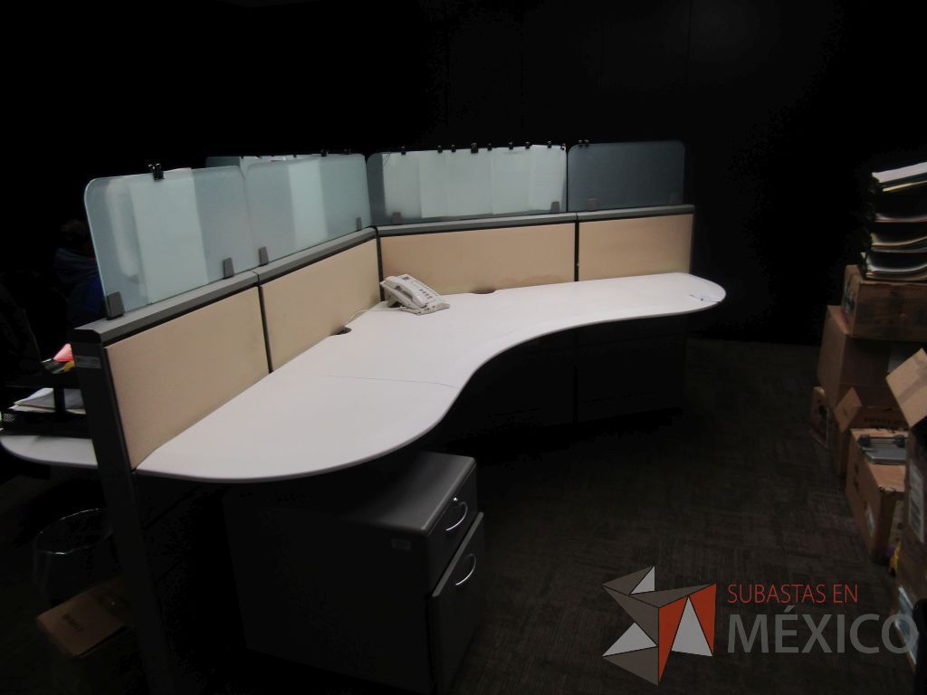 Lote 017 - Estación de trabajo para 3 personas con mampara alta con division de vidrio, 3 archiveros de metal de 2 cajones de ruedas - Imagen 2