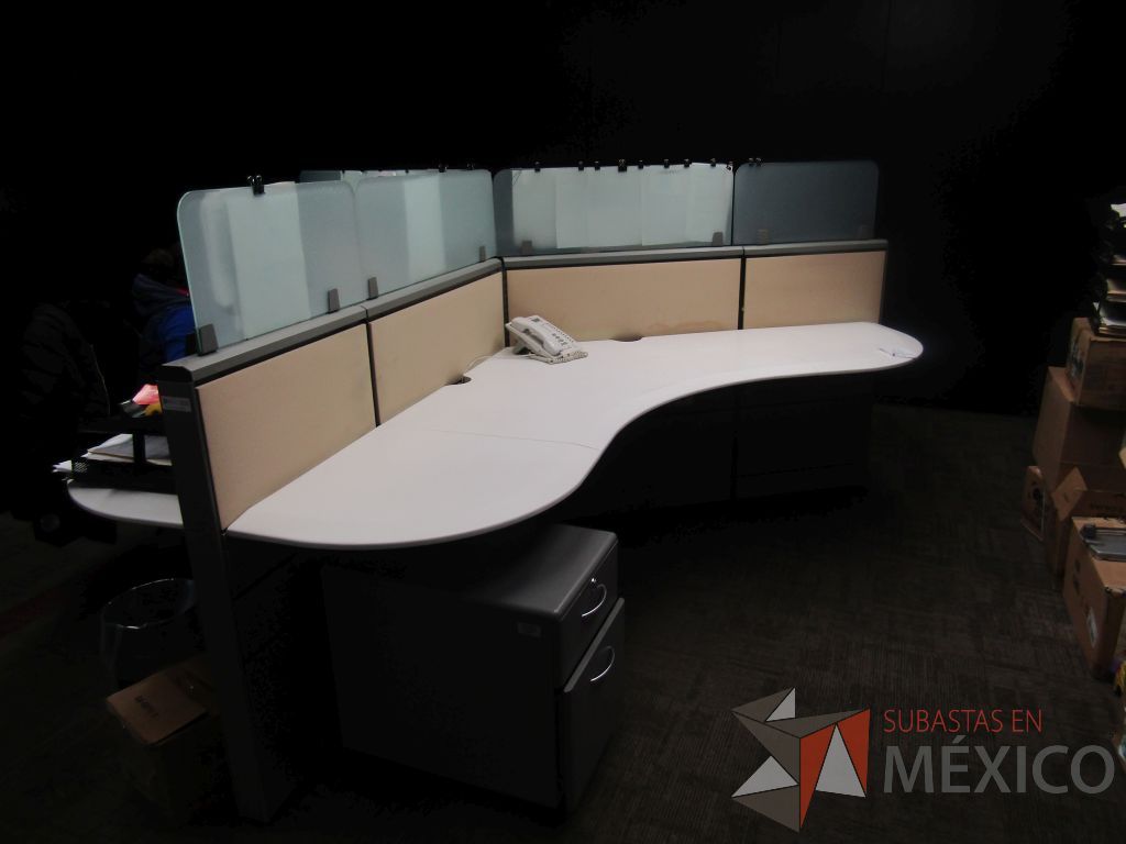 Lote 017 - Estación de trabajo para 3 personas con mampara alta con division de vidrio, 3 archiveros de metal de 2 cajones de ruedas - Imagen 3