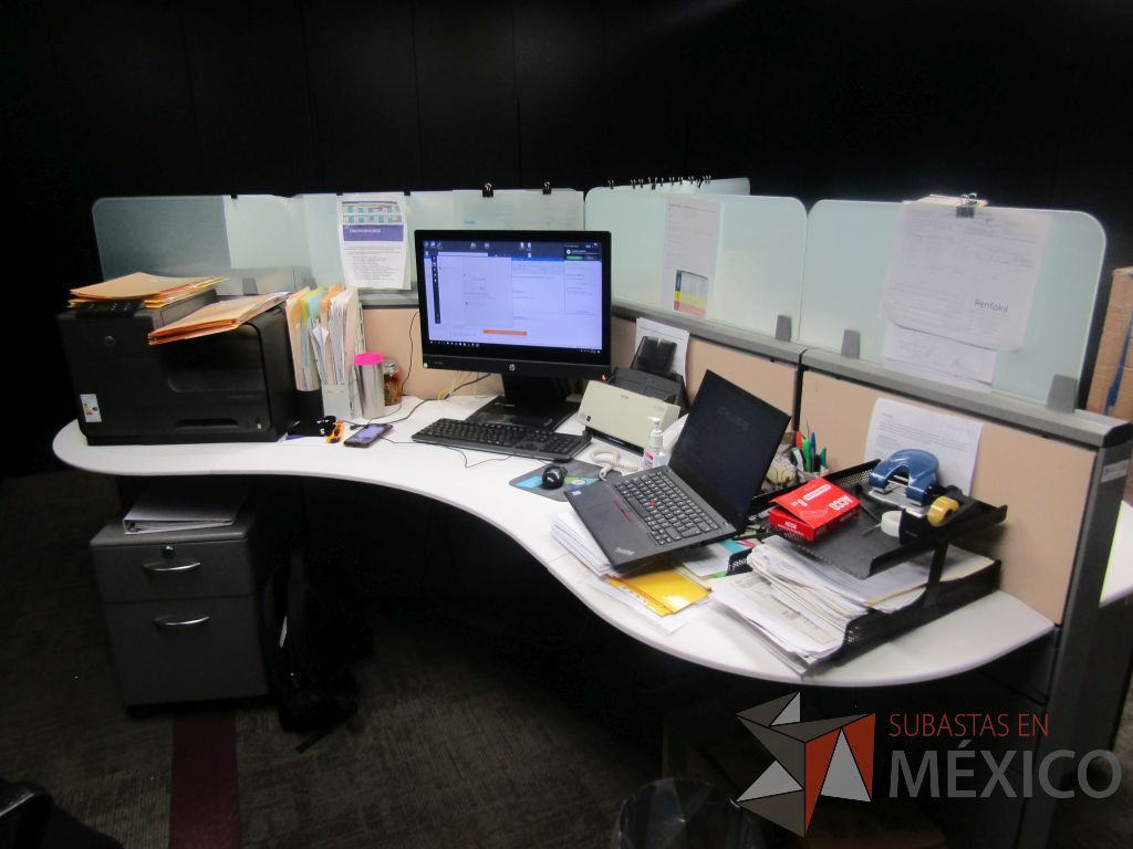 Lote 017 - Estación de trabajo para 3 personas con mampara alta con division de vidrio, 3 archiveros de metal de 2 cajones de ruedas