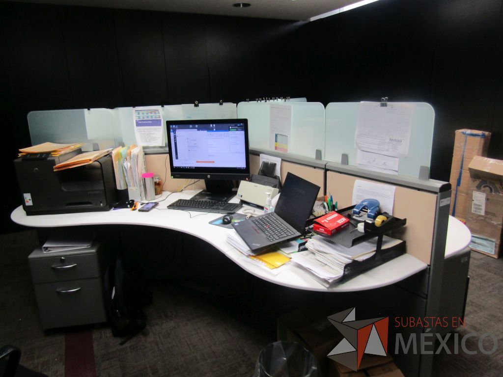 Lote 017 - Estación de trabajo para 3 personas con mampara alta con division de vidrio, 3 archiveros de metal de 2 cajones de ruedas - Imagen 4