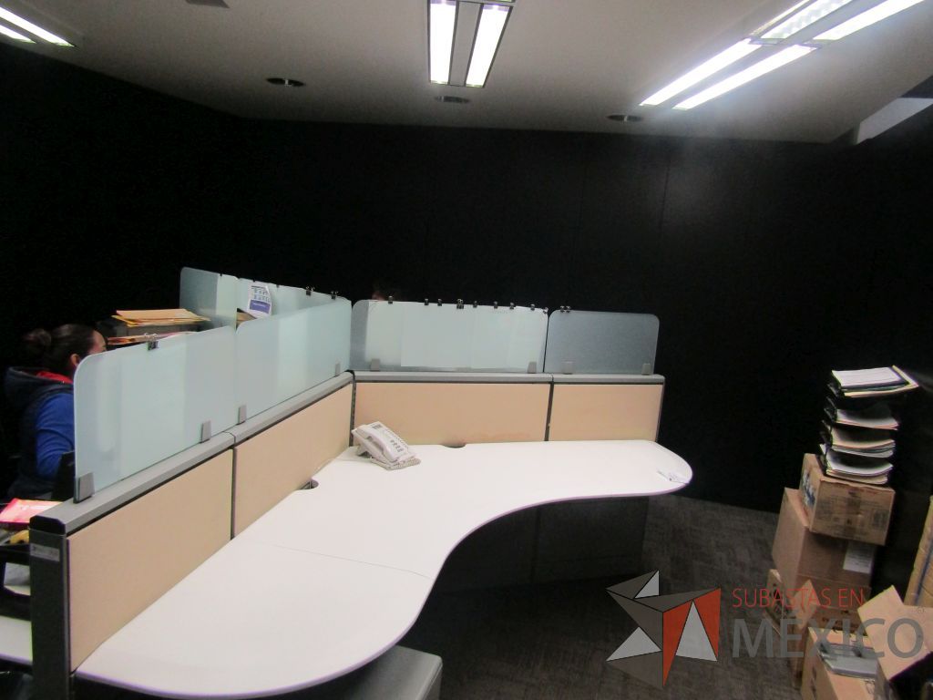 Lote 017 - Estación de trabajo para 3 personas con mampara alta con division de vidrio, 3 archiveros de metal de 2 cajones de ruedas - Imagen 8