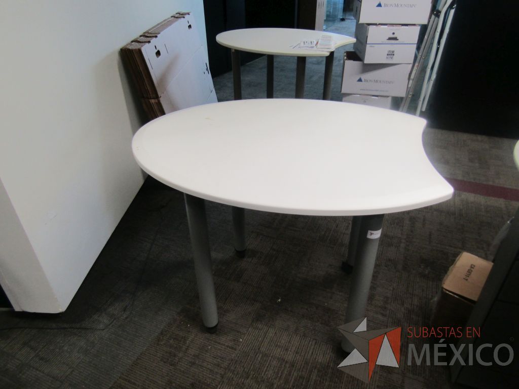 Lote 018 - Mesa cubierta color blanco, con patas metálicas y ruedas