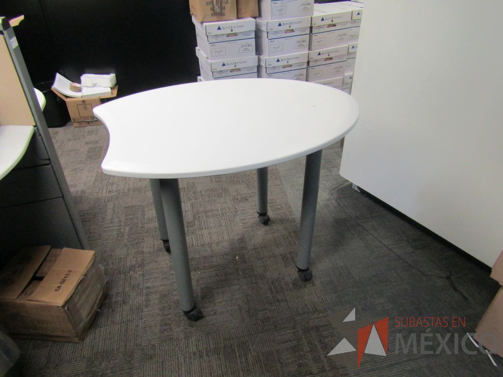 Lote 018 - Mesa cubierta color blanco, con patas metálicas y ruedas - Imagen 2