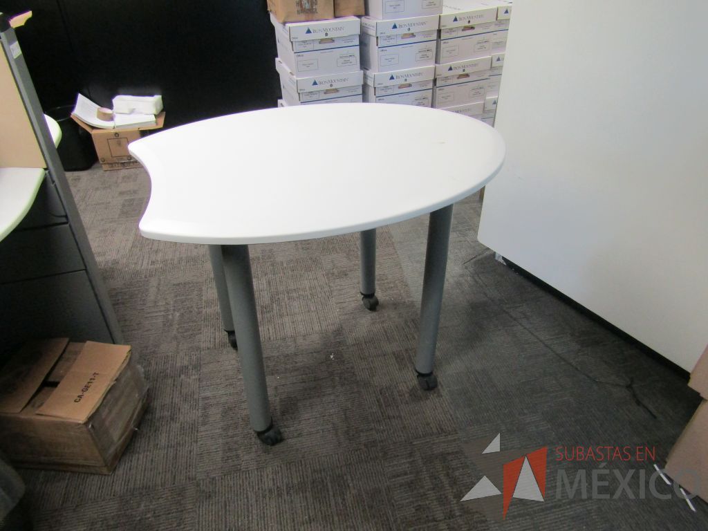 Lote 018 - Mesa cubierta color blanco, con patas metálicas y ruedas - Imagen 3