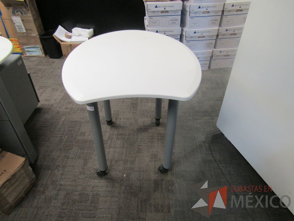 Lote 018 - Mesa cubierta color blanco, con patas metálicas y ruedas - Imagen 4