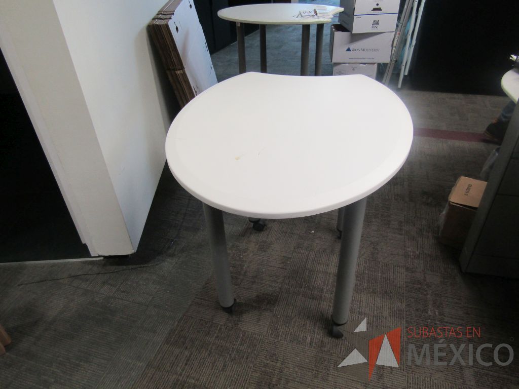 Lote 018 - Mesa cubierta color blanco, con patas metálicas y ruedas - Imagen 5