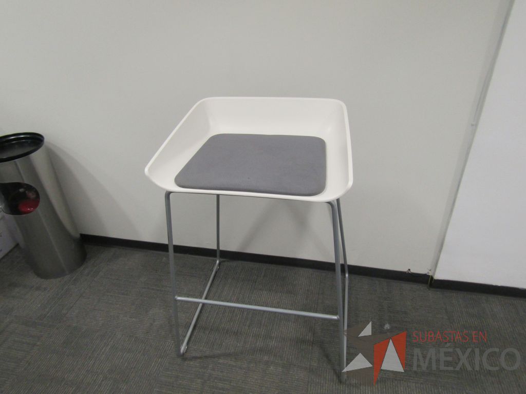 Lote 020 - 5 Bancos con base metálica, de plástico color blanco, asiento de tela color gris