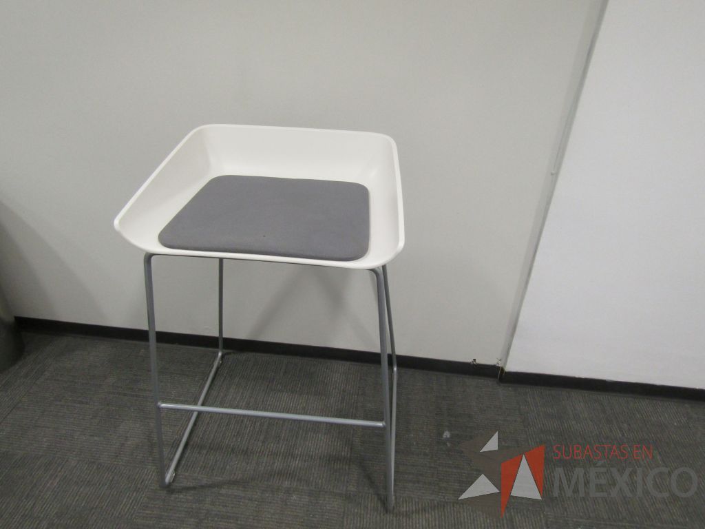 Lote 020 - 5 Bancos con base metálica, de plástico color blanco, asiento de tela color gris - Imagen 2
