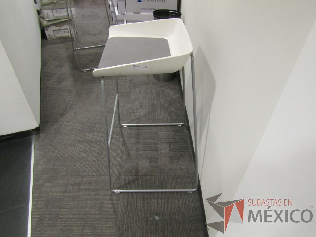 Lote 020 - 5 Bancos con base metálica, de plástico color blanco, asiento de tela color gris - Imagen 4