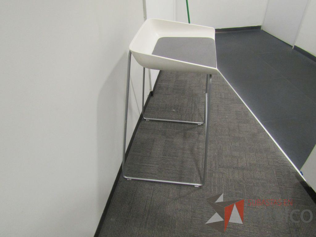 Lote 020 - 5 Bancos con base metálica, de plástico color blanco, asiento de tela color gris - Imagen 5