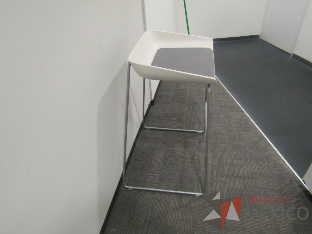 Lote 020 - 5 Bancos con base metálica, de plástico color blanco, asiento de tela color gris - Imagen 6