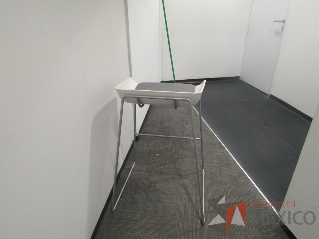 Lote 020 - 5 Bancos con base metálica, de plástico color blanco, asiento de tela color gris - Imagen 7