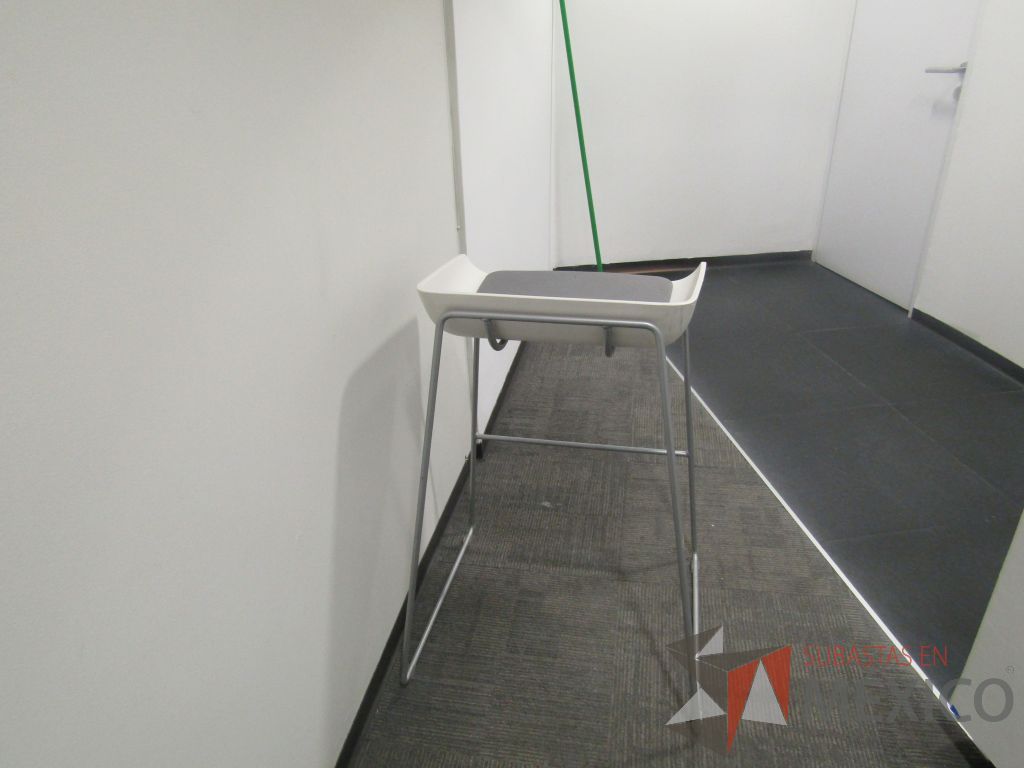 Lote 020 - 5 Bancos con base metálica, de plástico color blanco, asiento de tela color gris - Imagen 8
