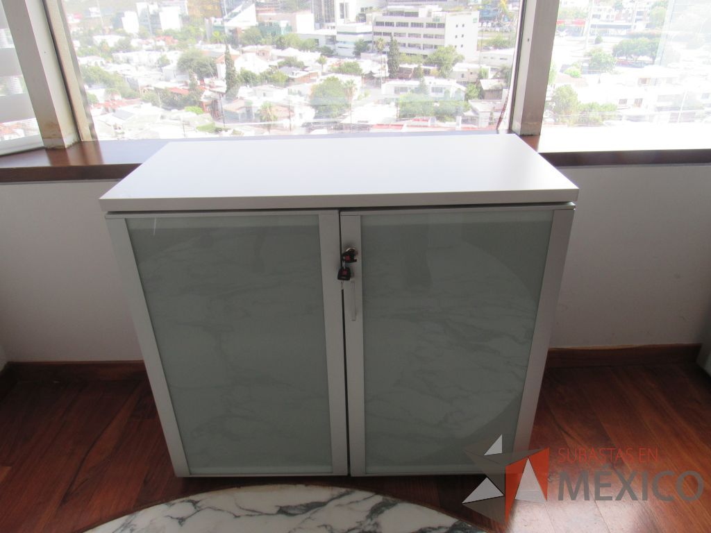 Lote 001 - 2 Gabinetes con 2 puertas, 1 entrepaño y cubierta color blanco - Imagen 2