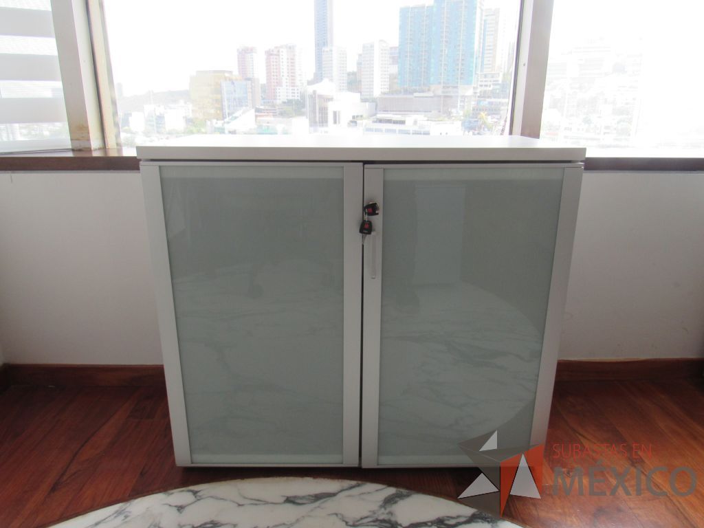 Lote 001 - 2 Gabinetes con 2 puertas, 1 entrepaño y cubierta color blanco - Imagen 3