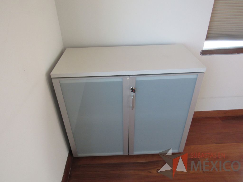 Lote 063 - 2 Gabinetes con 2 puertas, 1 entrepaño y cubierta color blanco