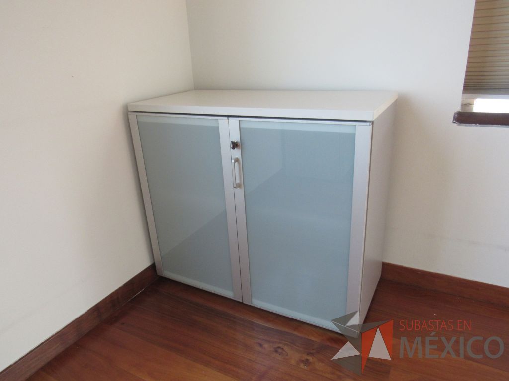 Lote 001 - 2 Gabinetes con 2 puertas, 1 entrepaño y cubierta color blanco