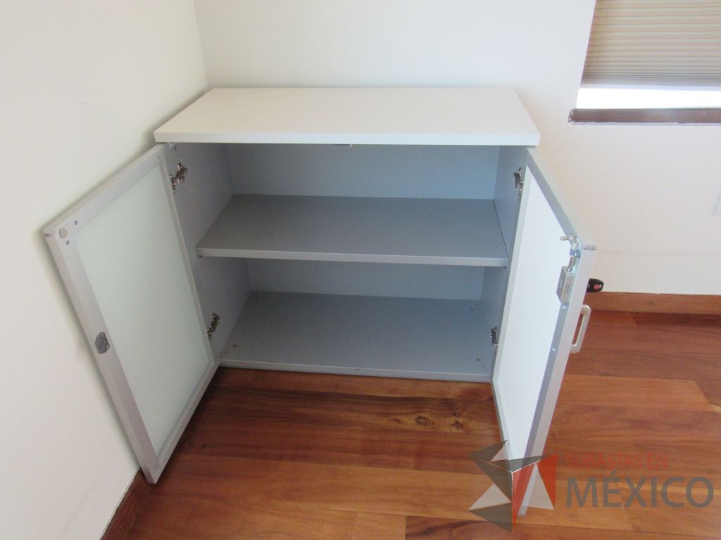 Lote 063 - 2 Gabinetes con 2 puertas, 1 entrepaño y cubierta color blanco - Imagen 6