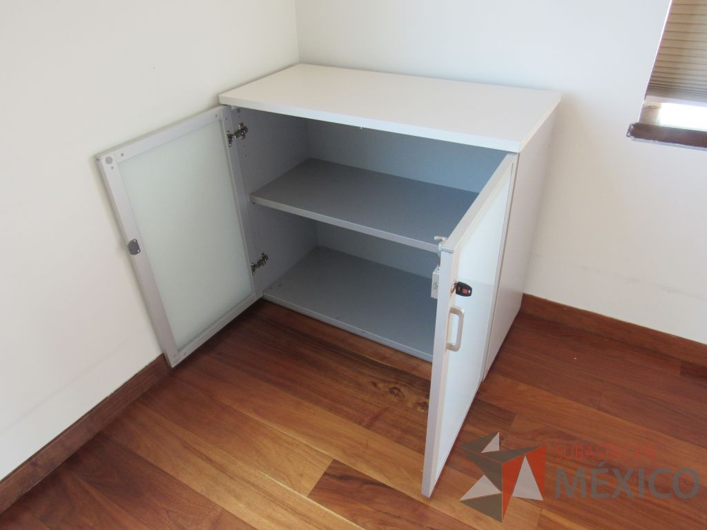 Lote 063 - 2 Gabinetes con 2 puertas, 1 entrepaño y cubierta color blanco - Imagen 7
