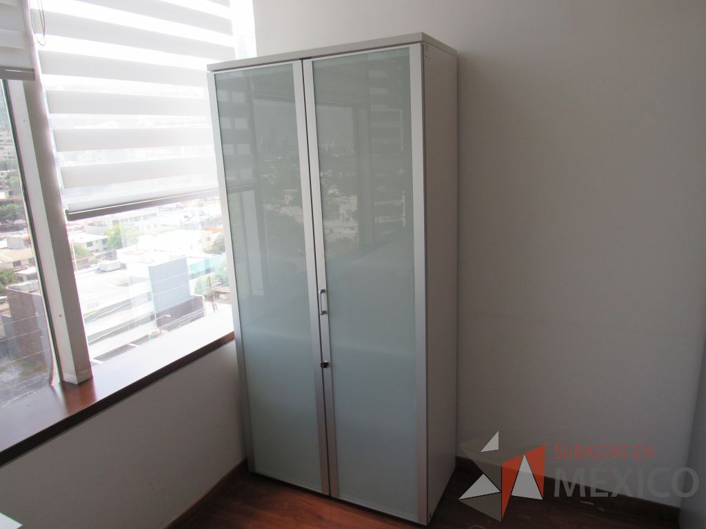 Lote 002 - 2 Gabinetes alto con 2 puerta y 7 entrepaños color blanco - Imagen 2