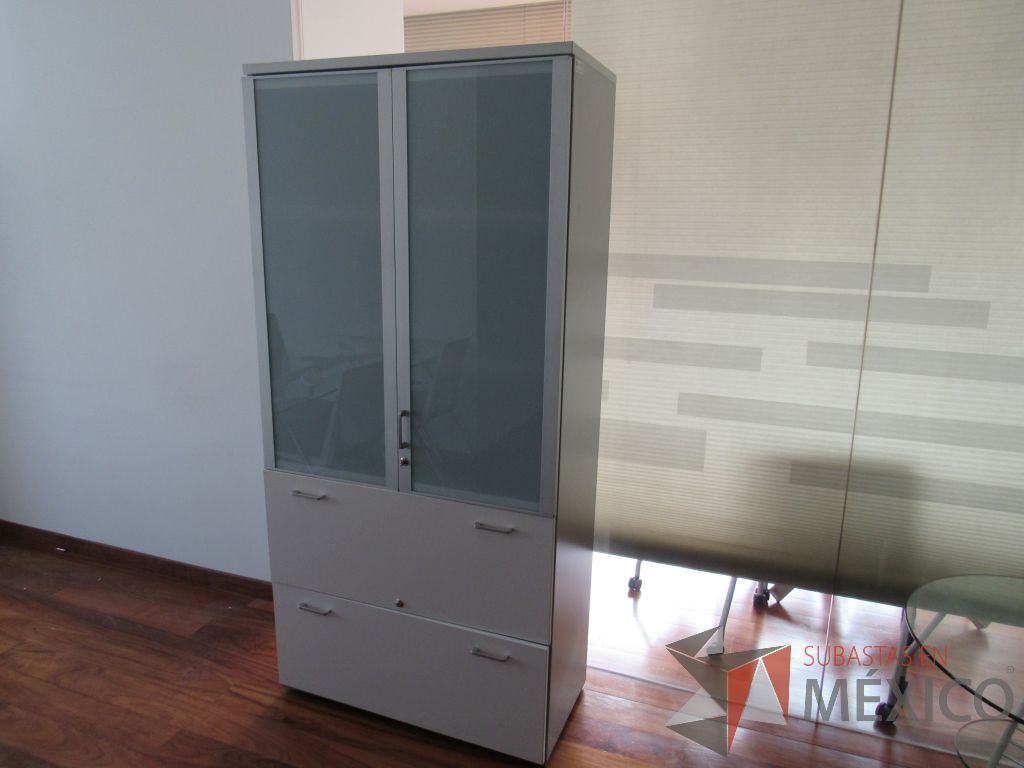 Lote 116 - 2 Gabinetes altos de 2 puertas, 2 cajones con tapas color blanco y 2 entrepaños - Imagen 3