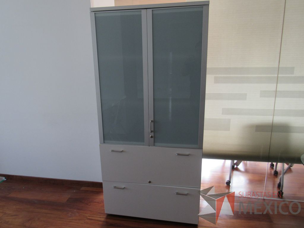 Lote 116 - 2 Gabinetes altos de 2 puertas, 2 cajones con tapas color blanco y 2 entrepaños
