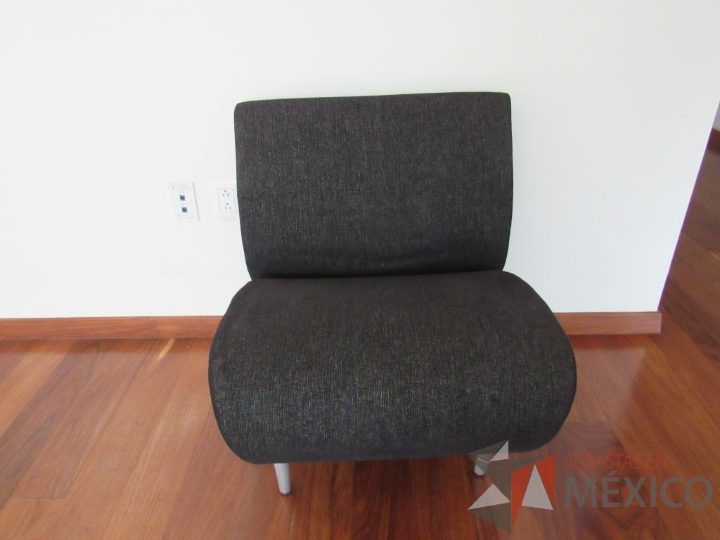 Lote 003 - Sillón de 1 plaza con 4 patas metálicas, asiento y respaldo en tela color gris