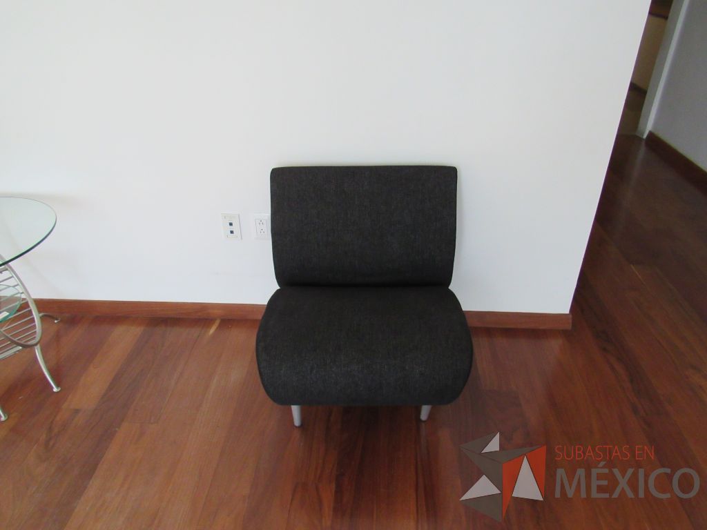 Lote 003 - Sillón de 1 plaza con 4 patas metálicas, asiento y respaldo en tela color gris - Imagen 2