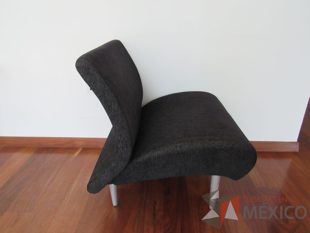 Lote 003 - Sillón de 1 plaza con 4 patas metálicas, asiento y respaldo en tela color gris - Imagen 3