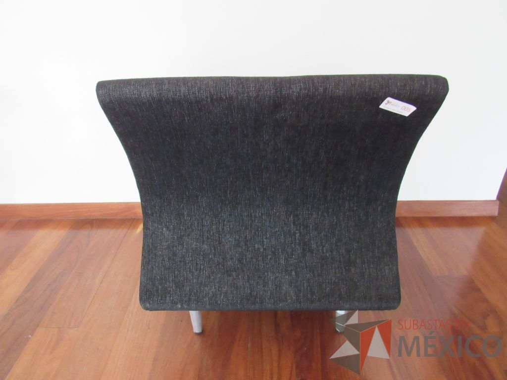 Lote 003 - Sillón de 1 plaza con 4 patas metálicas, asiento y respaldo en tela color gris - Imagen 4