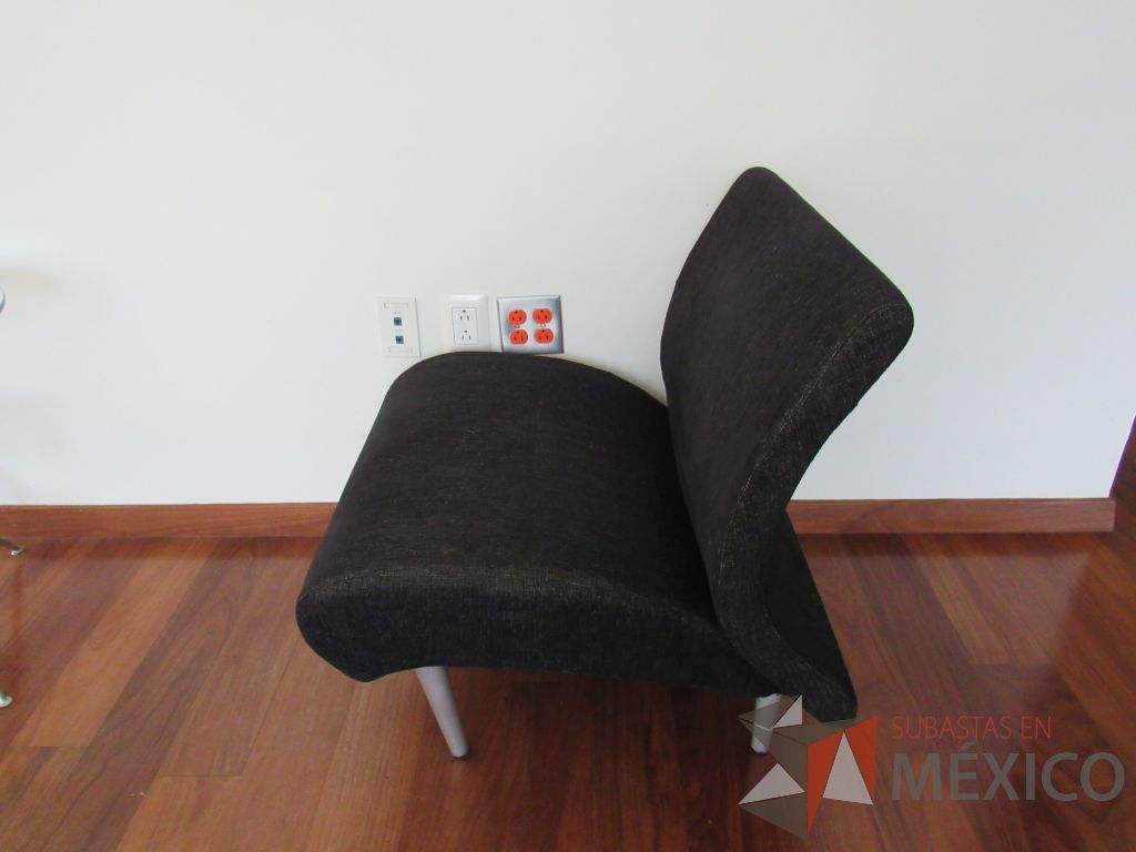 Lote 003 - Sillón de 1 plaza con 4 patas metálicas, asiento y respaldo en tela color gris - Imagen 5