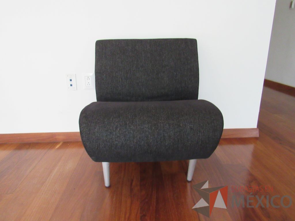 Lote 003 - Sillón de 1 plaza con 4 patas metálicas, asiento y respaldo en tela color gris - Imagen 6
