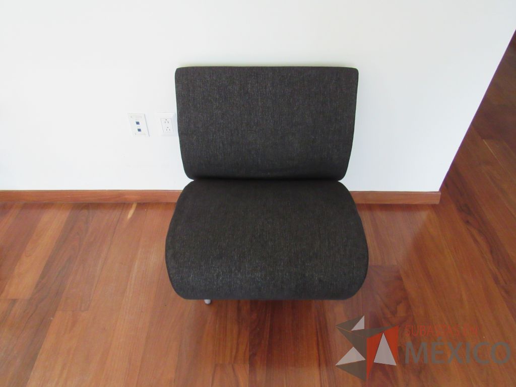 Lote 003 - Sillón de 1 plaza con 4 patas metálicas, asiento y respaldo en tela color gris - Imagen 7