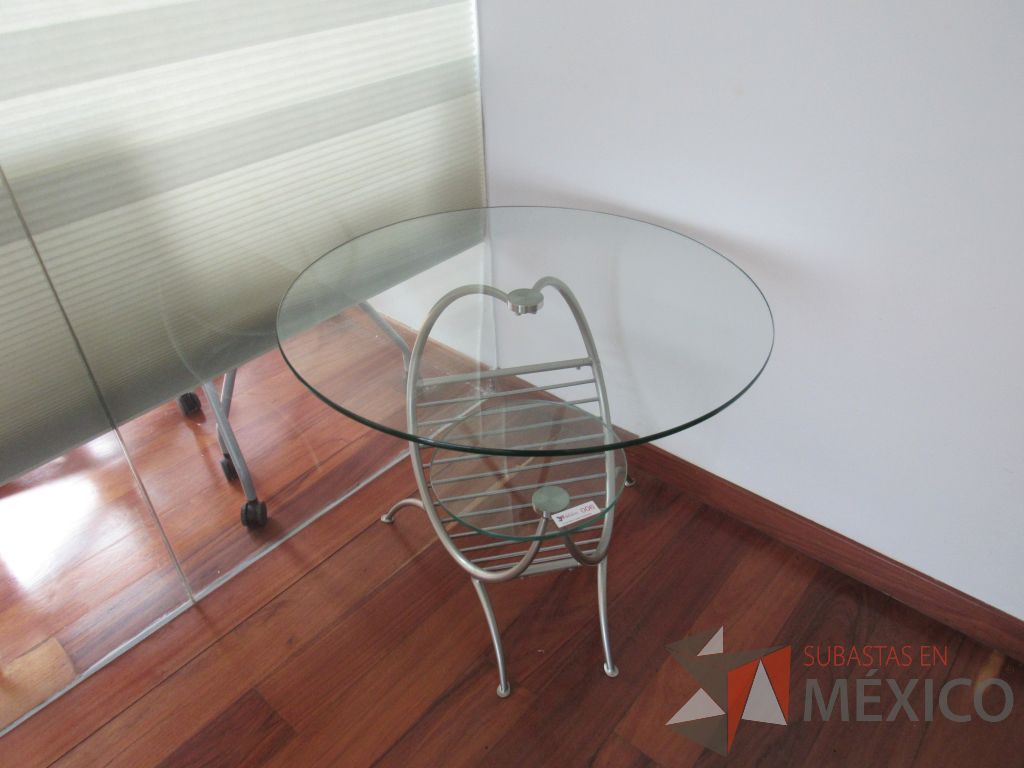 Lote 004 - Mesa de apoyo con 2 vidrios circulares y base metálica