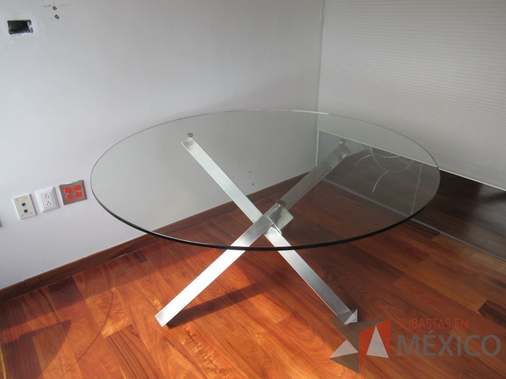 Lote 005 - Mesa de trabajo circular con base metálica y cubierta de vidrio - Imagen 2