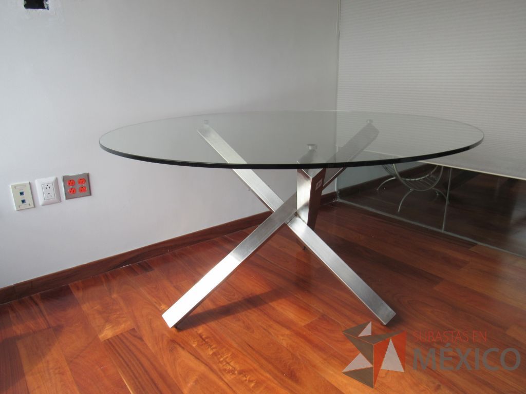 Lote 005 - Mesa de trabajo circular con base metálica y cubierta de vidrio