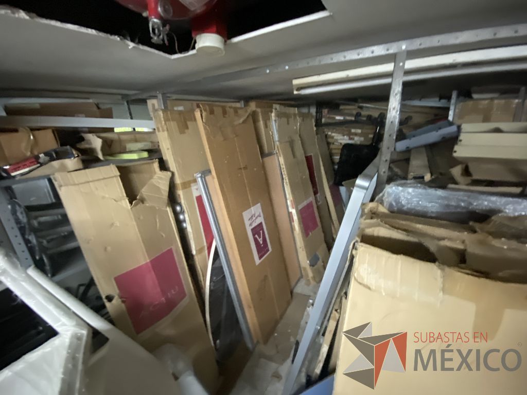 Lote 051 - 350 piezas de mampara y accesorios para estaciones de trabajo