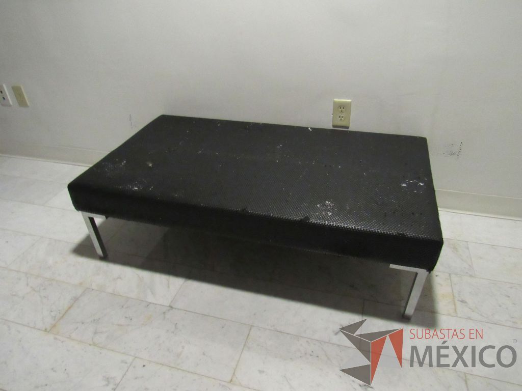 Lote 078 - Mesa de centro con 4 patas metálicas y cubierta plastificada color negro